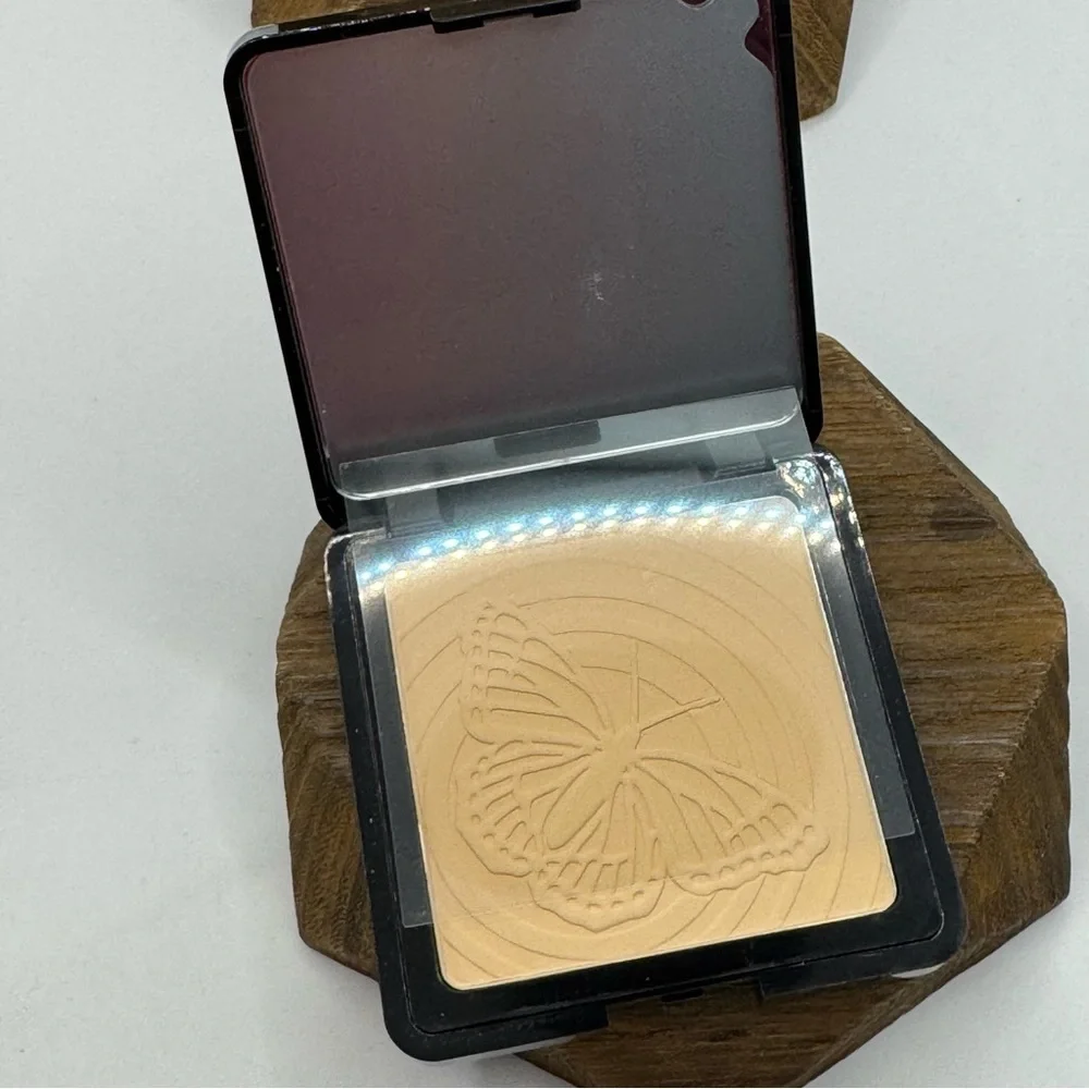 NEW What’s Up Beauty Wind dancer pressed setting powder LIGHT